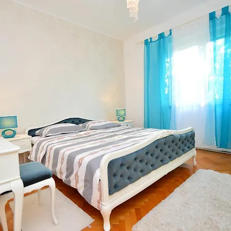 Elin Nyaraló Šibenik