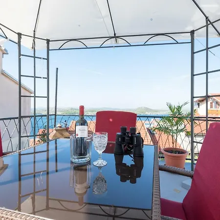 Holiday Elin Vikendica *