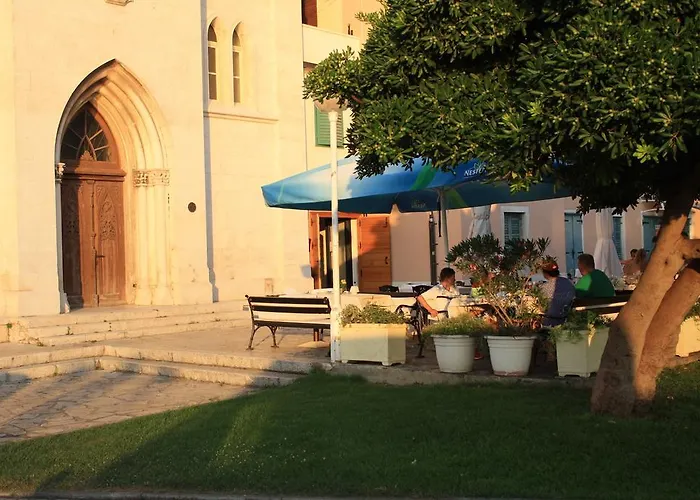 Holiday Elin Vikendica *